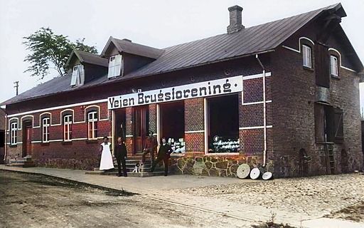 Brugsen brændte.
Natten mellem 27. og 28. maj 1913 brændte brugsen  i Vejen. Det meste af varelageret gik op i røg, men bøger og værdipapirer blev reddet. Der blev bygget en ny brugs i to etager.
Efterhånden oprettedes der også brugsforening i oplandet i Gammelby 1891, Askov i 1901, Læborg og Andst 1907. Også indenfor sognets grænser opstod en brugsforening, nemlig Vestermarken i 1897.
Ebbesen Grues fine bygning blev nedrevet i 1966. Brugsforeningen havde solgt grunden til Phønix, der i 1967 opførte sin nye administrationsbygning på stedet.