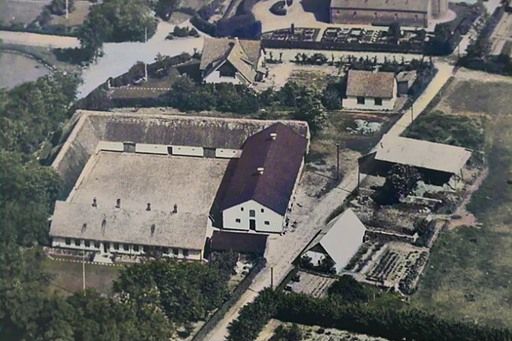 To billeder fra Askovgård som jeg har fået af Ole Achilles.
1751- 1969
I 1960'erne førte planer om at bygge butikscenter i Askovs bymidte -
til beslutning om at nedlægge den gamle gård. Det blev til Askov Brugsforening.