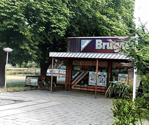 Efter brugsens flytning til Askovgård`s plads
erhvervedes den gamle brugsbygning i 1969 af Andelsbanken.
Her er det den nybyggede Brugs i Askov tæt ved Dammen.
med de store flotte træer.
Flemming Juul Mortensen.
Det er sådan jeg husker Askov brugs har tit siddet ved brugsen til havne møde det var så hyggeligt også nemt til de kolde som lå i en pose i vandet som selvfølgelig var en pose fra brugsen og ja øllene også og har boet sådan lige overfor brugsen i det gamle postkontor.