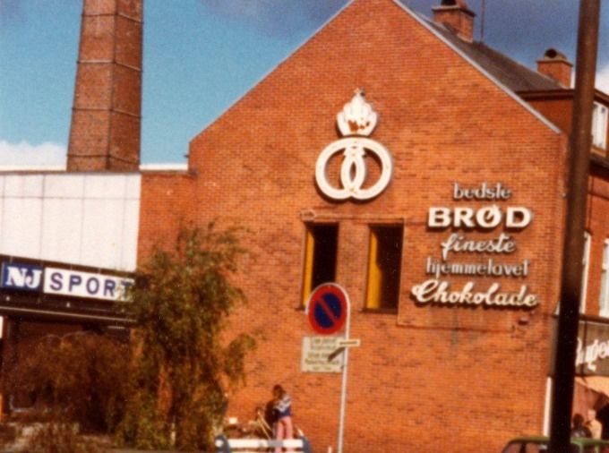 Bagergården, Nørregade 9, Vejen. Fotograferet 29. september 1979.
 Bagermester Hans Henrik Sørensen
 startede i 1925. Den flotte butik ser ud som den først blev nedrevet i 1979.
Til højre i bygningen var Urmager & Guldsmed Valdemar Grunnet der var i mange år  fra 1908. 
Det er flere år efter at de andre  butikker omkring den blev nedrevet.
 I 1940 står det at Vejen havde 6 Bagerbutikker.