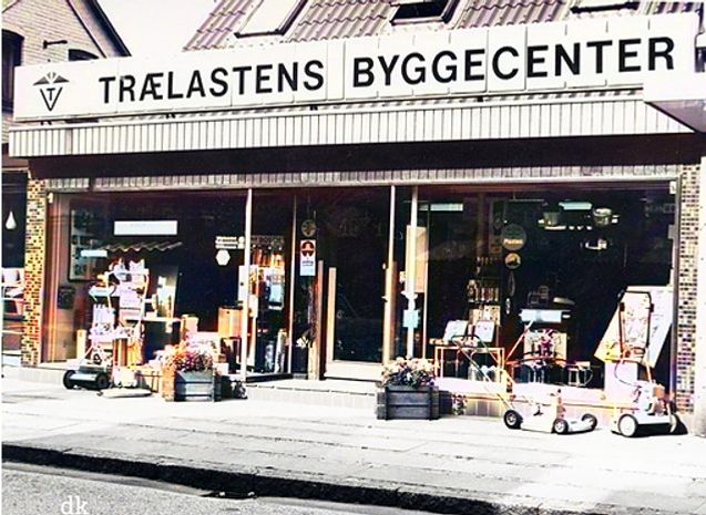 Vejen Trælasthandel, Søndergade 22- 24.
Et nyt billede af Vejen trælasthandel, med lidt farve.
Ja nummer 24 har haft mange ansigter.
Ifølge Vejen Miniby kan jeg se at i 1938 var der en Skomagermester Hans Jørgensen
Så har der været
Vejen Trælasthandel A/S ( se også Søndergade 22 )
KNUD A. GARDINER 1979.
Knud Andersen er bror til Per Andersen. Og søn af Laurits Andersen, Byens hjørne.
Brørup Sparekasse
Saxo Privatbank / Vejen
Revisionsfirma
Handelsstandsforening
Vejens Køreskole 2017
Man byggede forretningen i forbindelse med Trælasten i Allegade cirka i 1956.
I 1977 flyttede man til det sydligste Vejen nummer 111. I 2014 overtog Davidsens Tømmerhandel Vejen Trælast.
Derefter havde min Tandlæge Ole Borrisholdt Klinik der, omkring Blyanten ved Fynsgade.
Og Revisionskontoret ved statsautoriseret K. Korsgaard Schmidt.
Knud Andersen købte ejendommen, og lavede sin specialforretning som Knud A Gardiner.
I dag er der Aldi på hjørnet af Askovvej og Søndergade, og ved siden af Vejen Kørerskole.
Men det er en hel anden historie....
Erik Sandvej.
Min arbejdsplads gennem 27 år. Med til at starte byggecentret op og senere flytte “Trælasten” til det ny domicil i Søndergade 111. En god arbejdsplads med gode kollegaer gennem tiden. Meget at glæde sig over.