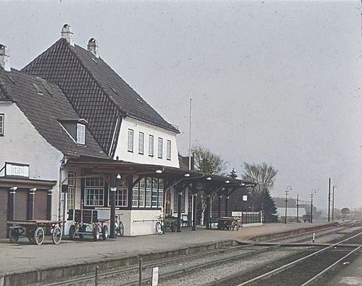 Peter Pavia.
Vejen togstation.
