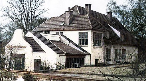 Vejen arkiv. 
Søndergade 2, Vejen Opført i 1904
Bemærkning. Opført i 1904 af fotograf L. Poulsen, der indrettede den til beboelse og fotografisk atelier. Fra 1916 blev ejendommen indrettet som folkebibliotek til et nyt bliver opført i 1939 på museumspladsen. Flere fotografer har haft atelier i nævnte ejendom, sidst Sofie Larsen. Nedrevet i 1974.
.........
Et nyt farvelagt billede af Gramhus.
Vejens første Bibliotek bag Realskolen hvor man købte det flotte hus af Fotograf Poulsen blev kaldt Danmarks smukkeste bibliotek, som Købmand P. Lauridsen og frue har skænket deres by.
Fra 1930 var Hans Drewsen Bibliotekar der inden han flyttede med til Biblioteket ved Museet.
Der står.
Lærer Andreas Knudsen og Frk. E. Jacobsen var de første der passede Biblioteket, til en ung  Bibliotekar Hans Drewsen flyttede til Vejen og blev bibliotekar først ved Gramhus    der siden flyttede ned til Troldespringvandet, hvor han var Bibliotekar fra start til slut. Hvorefter han gik på pension, og var hver sommer i sin have. Og om vinteren spillede han Klassisk musik med Olga Hansen fra Vester Alle,  og en mand fra Bække, i sit hjem på Askovvej nr. 27.
Hans Drewsen havde aldrig haft en sygedag i sit liv. Han blev 91 år.
