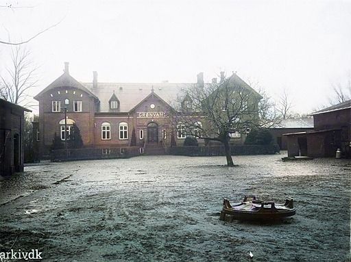 Stuehuset til gården Grønvang, set fra gårdspladsen, omkring 1900.
Et nyt farvet billede fra gården Grønvang.
Starten på Grønvang går helt tilbage til  Anders Hansen 1738-1800. I følge Vragwiki.
I nyere tid købte   Peder Lauridsen  1807-1880 Gården i 1835.
I 1994  gik Margarine fabrikken i Vestergade  konkurs og   Grønvang blev solgt. Privatboligen ved Jyllandsgade, Vangen, var ejet og beboet af Alfas ejer og direktør Olav Vang Lauridsen der også var ejer af Gården Grønvang. Efter hans død blev Vangen den 5. maj 1959 til Handelsskole. Hvor det var Laurits Andersen, Byens Hjørne, der fik det iværksat.