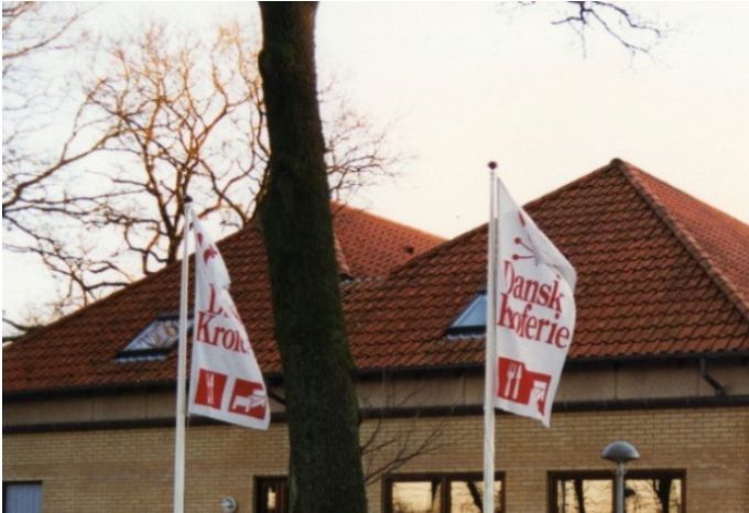 Vejen Håndværkerforening Fra 125 års jubilæet i 1997 Skibelund Krat Hotel.
Bemærkning. Skibelund Krat Hotel er i dag næsten international Hotel med en dygtig leder i Jens Mortensen, efter ombygning i 1987 med arkitekt Hans Christensen i spidsen for lokale håndværkere. Et fint byggeri i naturskønne omgivelser.
.......
I dag 2022 er det Maria og Michael Birkholm Refshammer Larsen, der har haft Skibelund Krat Hotel i mange år.
I gammel tid hed bygningen Skibelund Pavillon.
