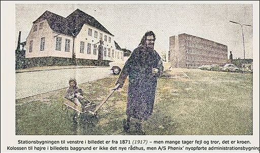 Dette billede her og teksten stammer fra Folkebladet. Jeg kan huske at de små trækvogne var meget populære i de år.
Der står i teksten. Stations bygningen er fra 1871.
Nye togrejsende der kom til Vejen, troede at det var en kro.
Så står der at Phønix bygningen troede de rejsende der kom til stationen var Rådhuset. Det kan jeg utrolig godt følge dem i. Det ville havde været Vejen pæneste rådhus og let tilgængelig.
Vejen Folkeblad har på den tid tit skrevet artikler om nedrivningerne i Vejen i 1960 og 70erne.