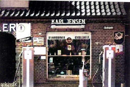 Margit Keissner.
Hej Johs
Tak for fotoet det er godt nok et gammelt billede, det må nok være ca. først i 1950erne. Jeg husker kun svagt de to benzin standere.
Kan jo at se at det er min fars navn, der står på skiltet, jeg er lidt i tvivl om hvornår min far overtog forretningen efter min bedstefar Peter Jensen?
Jeg må se om jeg kan se noget et eller andet sted!.
God arbejdslyst i haven.
Margit Keissner der er datter af Karl Jensen skriver.
Gulf Skolegade 25 er mit gamle barndomshjem. Min bedstefar Peter Jensen har bygget huset, jeg mener det var 1938. Min far Karl Jensen overtog senere huset og værksted. Det var/er huset på hjørnet af Skolegade og Esbjergvej.
Karl Jensen byggede nyt med cykel forretning på Esbjergvej 3.
Indtil 1964 var det cykelværksted, senere var der auto værksted.
Før da var det tidligere Selvstændig/ejer her: Karl Jensen Cykler.
Derefter Margit Keissner og hendes mand Ernst Keissner der havde cykelforretningen i en årerække.
Margit Keissner. Jeg kan ikke huske om min bedstefar også havde motorcykel reparation. En overgang fra 1948 og nogle år frem boede vi 2 familier i huset, mine bedsteforældre på 1. Sal og vi nedenunder. Det var mit barndomshjem indtil ,tror jeg, 1964, hvor min far Karl Jensen byggede nyt med cykel forretning på Esbjergvej 3.
Margit Keissner.
Sjovt at se dette foto, som jeg aldrig før har set. Huset købte vi efter fru Nielsen var død, hun havde et ønske om at vi ville købe huset.
Der i 1954 lå på Vestermarksvej, og som i dag ligger på Esbjergvej.
Vi boede der indtil min far byggede nyt hus med butik og værksted, på Esbjergvej 3 lige efter Shell, som er Esbjergvej 1.
Jeg har har boet i alle tre huse. Først i huset med Gulf, så Esbjergvej 3 og da fru Nielsen døde købte Ernst og jeg huset hvor Shell havde været.
Først boede vi i (Shell huset) privat og havde også cykeludstilling, mine forældre boede på Esbjergvej 3, hvor der var privat bolig, værksted og butik.
Senere lavede vi Shell til udstilling og butik og værksted. Esbjergvej 3 købte vi af mine forældre, som flyttede lige rundt om hjørnet på Vester Alle.
Esbjergvej 3 blev lavet kun til privat bolig.
Per Nielsen Svanemoos.
Et fint foto fra min barndom. Senere havde Jens Bentsen autoværksted i ejendommen.
Finn Lorenzen.
Karl var min chef en tid, han var en god og flink mand.
Bente Lang.
Også mit barndomshjem. Lige en lille rettelse, vi flyttede i det nye hus på Esbjergvej 1 i 1961.