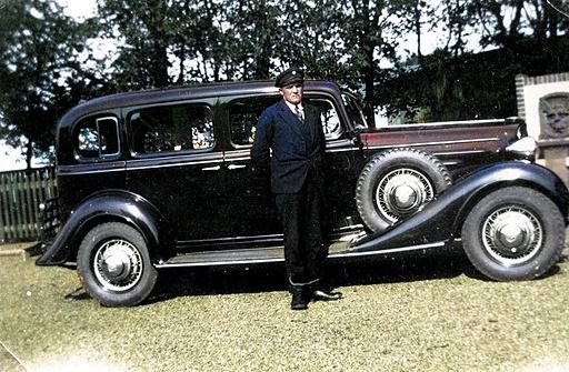 Et dejlig billede fra en tid der ikke er mere. Med
Jens Skov der var den første der havde taxi kørsel samtidig med Hans Olander i  Vejen.
Birthe Klockmann Nielsen.
Min far overtog sin fars (I. H. Klockmanns) vognmandsforretning i 1933.  
Jens Skov   kørte taxa i forretningen, men startede senere egen forretning.  
Forretningen havde også ambulancekørsel.
Johs Laursen.
Birthe Klockmann Nielsen. Det viste jeg ikke Birthe. At Jens Skov havde kørt for I.H. Klockmann i 1933.
Heller ikke at han havde ambulancekørsel.