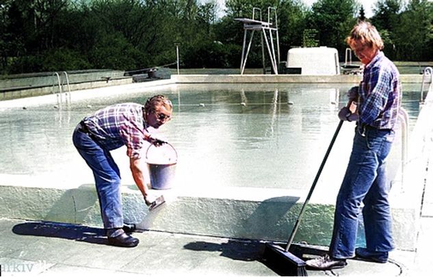 Et spritnyt billede af Vejen Svømmebad. Og færdiggørelse af svømmebadet med lidt farve.
Svømmebadet blev indviet den 8. juli 1951. 
Og lidt eftertænksomhed.
 Brørup har Svømmebad i dag.
En augustdag i 1981 blev der definitivt lukket og slukket, for Vejen Svømmebad. For nogle lidt vemodigt, en æra var slut efter 30 år.
Det samme skete for Vejen Kino,
Hvor Brørup også har formået at bibeholde deres Biograf.
Lone Nørskov.
Hyggelige timer i Vejen svømmebad som barn Undre mig dog lidt over hvorfor Vejen ikke har åbnet en ny kino.
Per Dunkjær Andersen.
Det var kun en måned efter Sydjysk Udstilling i Vejen, som fandt sted fra 1. Til 17. Juni 1951.
Der var gang i byen selv om der vel kun boede ca. 4000 i kommunen.
Jeg husker Danmarksgade som en grusvej i 1950 og ser den nu i 1951 som asfalteret i forbindelse med åbningen af friluftsbadet.
Sten Fyhn Mortensen.
Jeg var bassinvagt/bademester de sidste somre, friluftsbadet eksisterede. Fra jeg var fem år gammel tilbragte jeg mange sommerdage i det friluftsbad, så det var med stor vemodighed at vi lukkede ned. Men politikerne havde lige besluttet at bygge en svømmehal i forbindelse med det nye idrætscenter, og de tænkte, at så blev friluftsbadet overflødigt. Desuden ville en fortsat åbning af friluftsbadet kræve mange penge i renovering og vedligehold. Men friluftsbadet var noget helt særligt, som en svømmehal ikke kan gøre det ud for.