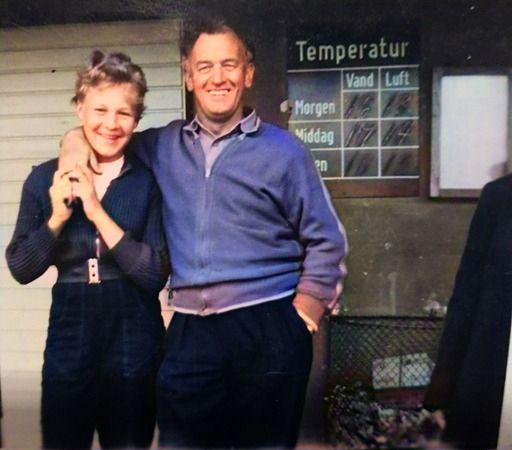 ANDREAS NIELSEN.
Hej, kan i huske tavlen ??.
.....
Tak for billederne Andreas. Du har meget guld i dine gemmer.
Her ser man en ung mand, Bademester Ove Larsen.
Nok det bedste jeg har set af ham indtil nu.

Lis Junkuhn Dirks.
Det er mig bademester Larsen er fotograferet med - jeg blev også kaldt for Lis Banegård fordi vi boede på banegården, hvor Mor og Far havde kiosken.