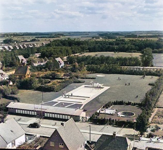 Vi kom også i svømmebadet fra Bakkely Skole når vi havde gymnastiktimerne. Det var med Lærer Svend Lunde.
Der var også de årlige svømme konkurrencer mellem Byskolen og Bakkely skole, der var store tilløbsstykker.
Lis Tveen Andersen.
Bygningen med badeanstalten er ikke bygget. Jeg havde årskort hvert år og var der rigtig meget. Bademester Larsen trænede nogle af os i synkron svømning. Det var en sjov tid.
Søren Steno.
Sæsonkort. Eller kort som vi  sagde når vi skulle forbi fru Larsen. Vi var der sammen med Beatles Per og alle de andre jævnaldrende vejengensere. Vi spiste Annans is fra Diplom is. Min mor kunne høre hvornår Larsen fløjtede op og brugte sit højtaleranlæg fra HF radio. 