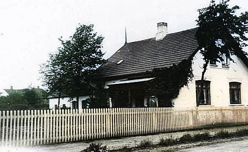 Dissings Hus  i Jernbanegade 27.
Et todelt hus omgivet af et langt, hvidmalet stakit.
Beliggende i Jernbanegade ved siden af Missionshuset.