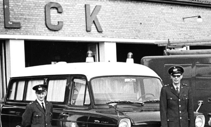 Vejen Arkiv.
Vejen Falck Station. Ny ambulance og brandbil.
Bemærkning. Fra venstre mod højre ses: 1 Georg Petersen 2 Leif Boden Nielsen, stationsleder 3 Henry Ovesen 4 Orla Boisen.
.........
I dag kan man altid kende de fine Ambulancer i bybilledet. Men sådan har det ikke altid været. I mange år var ambulancerne sorte. Det tænker man ikke på i dag 2022.
Det var først i forbindelse med regionernes udbud af deres ambulancetjenester i 2008, at der blev stillet disse krav. Regionerne forlangte således, at de nye ambulancer skulle beklædes med en stærk gul farve, imens tekst og markeringer skulle være i en stærk grøn farve.
1. dec. 2009 — Tilbage i 1960'erne havde man sorte ambulancer.