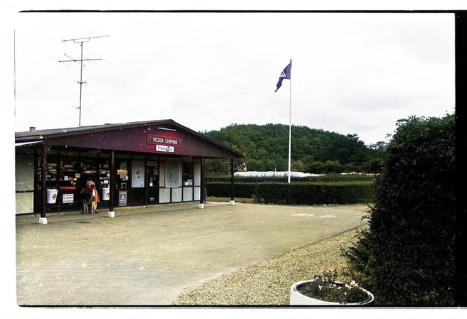 Vejen Camping.
Billede fra Asbjørns fotoalbum.
Den første Camping plads i Vejen  startede  ved  Borgergade ved Præstevænget.
Siden flyttede den til Fuglesangsalle ved Brombærgangen, hvor en sti går ned til   Vejen camping plads der var engang, og videre til det sidste af det lille anlæg og Spejderhytten.
Lejrchef  var  Sadelmagermester H. Michelsen, Borgergade 5. fra 1967.
Brombærgangen til 1975
Lejrchef: H. Michelsen
1975-76
Brombærgangen
Lejrchef: Poul Lund
1980
Lejrchef: Leif Rønn.
Og Brian G. Iversen.
Der står.
Brombærgangen 2021.
Her var der camping plads i Vejen. Det var H. Michelsen på trælasthandlen i Søndergade, der startede det op. Han startede også den første Campingplads ved Præstevænget. Det ligger tæt ved Det lille anlæg. Pladsen er her stadig. Man kan se hvor tæt toget var ved campingpladsen, dengang. Og det var også mange tog. der støjede mere end de gør i dag. Man kaldte dem bumletog.
I dag hedder stien ind til pladsen Brombærgangen.
Der var også en kiosk der, som havde åbent om søndagen.
Det gamle ordsprog, at tiden sletter alle spor, er stadig en rigtig god sandhed.
Jeg mener der har være tre steder i Vejen, hvor der har været campingplads. Det første sted ved Borgergade. Registreret i Vejen Håndbog 1965-66
Borgergade
Optaget i fortegnelsen over campingpladser som 3-stjernet.
Lejrchef: Sadelmagermester H. Michelsen, Borgergade 5. og her ved Fuglesangsalle. Brombærgangen
1969-70 / 1971-72 / 1973-74
Brombærgangen
Lejrchef: H. Michelsen.
Egon Dall Jørgensen.
Jeg mener Simon Brønd havde campingpladsen og han var i Trælastens butik med værktøj. Tror det var i halvfjerdserne da jeg var i lære hos Ford.
Yvonne Fink.
Michelsen havde campingplads ved Brombærgangens Børnehave og da de stoppede overtog Simon Brønd søn af Harry Brønd med Barnevogns fabrikken.
Og I dag gemt bag Vejen Sportscenter, Petersmindevej 2022.