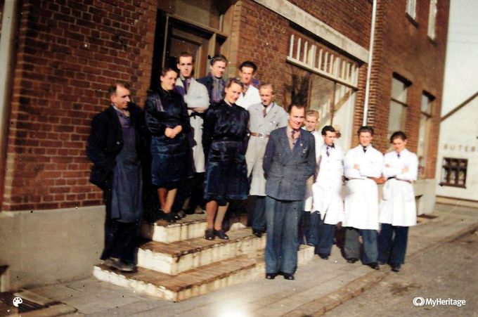 Eddie Troelsgaard.
Min fars storebror Tonny Troelsgaard Nielsen blev uddannet her. Han står lige til venstre for brugsuddeleren. Efter uddannelsen flyttede han til Esbjerg, men vendte tilbage til Vejen, da FDBs Centrallager var blevet bygget. Han blev kun 54 år gammel.
Johs Laursen.
Fra 1938 til 1957 var det Brugsuddeler Anders C. Ninn der var Bestyrer for Butikken.
Vejen brugsforening ved Banegårdspladsen, med rutebilstationen til højre.
Vejen nye Brugsforening blev opført i 1913.
I 1966 blev Brugsen revet ned.
Lise Agersnap.
Hvem er det der står forrest på fortovet i jakkesæt? Jeg synes stadig det ligner min far Gudmund Holm Jensen. Han var i alle tilfælde i Brugsen i1945; da befrielsen kom, for det har han skrevet om. Den aften var de i Brugsen og gøre status.
Dorthe Holm Jensen.
Johs Laursen Det er ingen tvivl om at det er vores Far der står i sit Jakkesæt, jeg har aldrig set dette bilede, men det er bare dejligt at se ham sammen med sine medarbejdere. Jeg sætter altid lys i vinduet med et billede af min far fra grænsen den 4. Maj med et lille Dannebrog her i min lejlighed i London, det er jo snart nu. Tak for billedet, Best regards, Dorthe.
Bertha Kirstine Christiansen.
Lise Agersnap jeg er sikker på du har ret Lise! Jeg husker din fars mange gode fortællinger, bl. a. alt det han var involveret i omkring befrielsen!
Gudmund var en rigtig god fortæller!
Hils omkring dig Lise.
Dorthe Holm Jensen.
Bertha Kirstine Christiansen. Dejligt at høre fra dig, jeg husker stadig hvor spændene det var når jeg fik lov til at komme med dig og Hanne til Grønvang, og din dejlige Mor altid lavede fantastisk mad, og jeg sprang ud fra høstakke i laden. --
Lise Agersnap.
Bertha Kirstine Christiansen. Ja jeg har jo den spændende bog, Ole har skrevet, og der var også en cd, med interview af med min far, hvor har fortæller om besættelsen og befrielsen. Håber du, Ole og Lisbeth har det godt.
Dorthe Holm Jensen.
Lise Agersnap. Der er slet ikke tvivl om at det er vores Far i jakkesættet Lise og Bertha, jeg genkendte ham før jeg så hvad det drejede sig om, hans ansigt med de markante kindben og hans hår der er tilbage strøget med de høje tindinger, jeg har flere billeder af ham hvor han ser nøjagtig sådan ud. Jeg har aldrig set dette billede før.
Pia Troelsgaard Lautrup.
Tak Eddie Troelsgaard min far.
Erna Ninn Hansen.
Husker godt Tonny - han lavede små cykelkurve til min søster og mig —til vores dukker. Det er ikke uddeleren (min far) ved siden af Tonny, passer sikkert, det er Gudmund Holm Jensen. Ved, han var aktiv under krigen. Under brugsens landture, blev der fragtet våben med tilbage (gemt i æggekasser). Våbnene blev så opbevaret og fordelt fra Brugsen.
Dorthe Holm Jensen.
Erna Ninn Hansen. Jeg har hørt min far fortælle om at under krigen, hvor min far var frihedskæmper i de 5 år under besættelsen, han arbejdede i Brugsen om dagen, og bragte UK faldskærms Soldater ned fra marker uden fra Vejen, og bragte dem hjem og skjulte dem, din far var med på at Brugsen kunne bruges til at fragte ulovlige sager frem og tilbage, min far fortalte mig engang hvordan han blev stoppet af Tyskerne med et læs af geværer som lå gemt under nogle kasser som han var på vej op til Brugsen med, lige efter han kom ud fra tunellen, han blev kommanderet til at tømme hele læsset så de kunne se hvad der lå under, men på en eller anden måde snakkede han dem uden om-- selv på Tysk havde han snakketøjet i orden. Ja han var god til at fortælle historier.