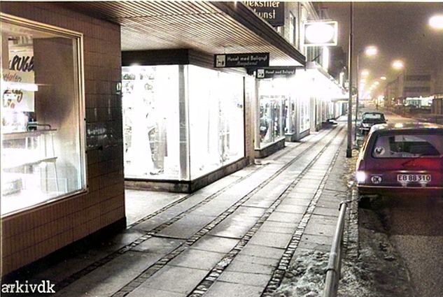 Beskrivelse.
Nørregade i Vejen.
Huset med Bolignyt.
Årstal 1979
Fotograf Dall Schmidt, Vejen.
.......
Et dejlig billede af en tid der var.
Det er første gang jeg har haft et så tæt billede af Huset med Bolignyt.
Det er et utrolig flot aften billede som Dall Schmidt har taget. Ja, han var jo også en god fotograf.
Det var dengang man kunne gå en hyggelig aftentur og kigge på udstillingsvinduerne.
Nørregade 42. blev overtaget af Elisabeth og Alf Hyldig i 1951, der oprettede forretningen med møbler og brugskunst.
Før Huset med Bolignyt er det Tøj Eksperten / Brdr. Oxlund`s Butik. Det er en butik der har været længe i Vejen. Fra 1938 hvor det var Manufakturhandler J. Chr. Oxlund og Skrædder Osvald Oxlund.
Og helt til 1957, Manufakturhandler Jørn Peter Oxlund.
Helt til venstre er det Bager Christensens butik, Signe og Ove Christensen Nørregade 44, som vi handlede ved i mange år, efter at bulldozerne havde nedlagt Bager Sørensens butik.
Bertha Kirstine Christiansen.
Jeg vil aldrig glemme fru Hyldig-hun var fantastisk i hendes stil, råd og vejledning med hensyn til indretning af bolig.
Flemming Juul Mortensen.
Bager Christensen der har Benny Juul Mortensen stået i lære og jeg har gået i klasse med deres søn Thomas nede på Østerbyskolen i 9 år.