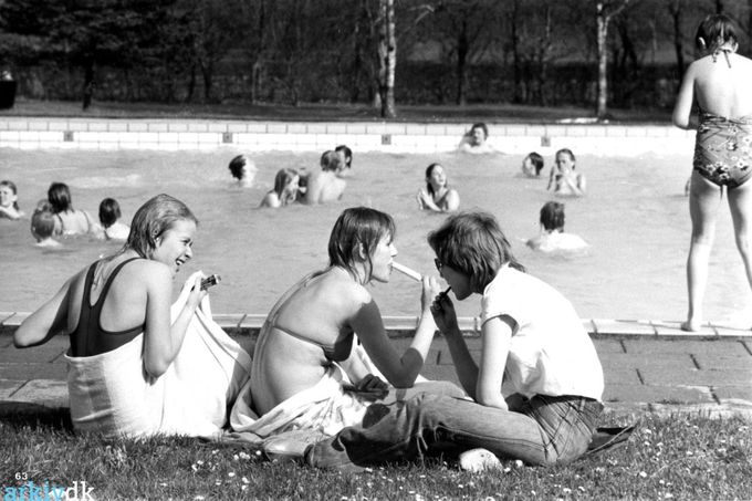 Vejen Svømmebad. Også kaldet Friluftsbadet.
Årstal 1979
Fotograf Dahl Schmidt, Vejen  
,,,,, 
Svømmebadet blev indviet den 8. juli 1951.
Og lidt eftertænksomhed.
Brørup har Svømmebad i dag.
Svømmebadet i Brørup  blev indviet den 19. juni 1955.
En augustdag i 1981 blev der definitivt lukket og slukket, for Vejen Svømmebad. For nogle lidt vemodigt, en æra var slut efter 30 år.
Vejen Miniby skriver.
 Vejen fået en dejlig oase midt i byen, og i årene fremover indtil badet lukkede definitivt i 1981, var det til glæde og fornøjelse for mange, vel nok mest børn og unge, men en sommersøndag med godt vejr kom der mange voksne. Ikke alle for at bade, men som tilskuere at glæde sig over den leben der udfoldedes, og måske nyde en medbragt madkurv i de dejlige omgivelser.
Per Dunkjær Andersen.
Det var kun en måned efter Sydjysk Udstilling i Vejen, som fandt sted fra 1. Til 17. Juni 1951.
Der var gang i byen selv om der vel kun boede ca. 4000 i kommunen.
Jeg husker Danmarksgade som en grusvej i 1950 og ser den nu i 1951 som asfalteret i forbindelse med åbningen af friluftsbadet.