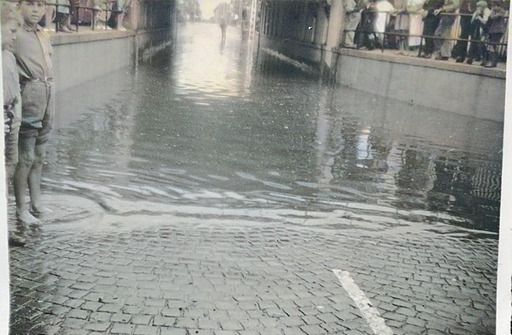 ANDREAS NIELSEN.
Oversvømmelse i viadukten 1938. Ved større regnvejr strømmede overfladevand fra Grønvang--Jyllandsgade ned i viadukten. Her er min fars billeder med kommentarer.
Per Dunkjær Andersen.
Min far og mor havde forretning på Byens Hjørne, lige ved siden af, og når viadukten var fuld af vand, som her, var der også fuldt af vand i kælderen!
Jytte Tveen Ørum.
Åh, hvor jeg husker de oversvømmelser, når biler forsøgte at køre gennem vandet og sad fast, et leben.

Birthe Klockmann Nielsen.
Jeg husker, at jeg når det havde regnet meget cyklede ned gennem tunnelen. Det var rigtig morsomt.