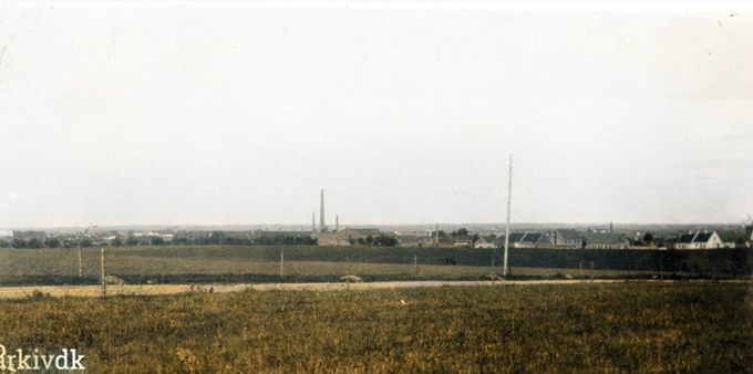 ANDREAS NIELSEN.
Oversvømmelse i viadukten 1938. Ved større regnvejr strømmede overfladevand fra Grønvang--Jyllandsgade ned i viadukten. Her er min fars billeder med kommentarer.
Johs Laursen.
Da jeg var lille i slutfyrrene, var Askovvej hverken kloakeret eller havde brosten. Kun en jordvej.
Mine forældre havde en lang Bambushæk ind til Brejdablik. Og når der var heftig regn skyllede vandet ned af Askovvej og endte som man kan se under viadukten.
Min far var ude med en skovl og ledte noget af vandet ind til bambushækken. En gang imellem fik vi den historie fortalt af ham. Og ja det meste endte ved Viadukten.
Utrolig hvad foto kan gøre ved een. Tak til Andreas.
 