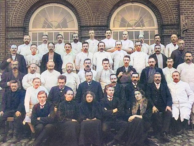 Chefen omgivet af sit personale omkring 1900.
Johannes Lauridsen sidder på anden række midt for.
Mon det er bødkermester Christian Maack der sidder som nummer to til højre for Johannes Lauridsen.
Christian Maack var med fra starten af Margarine fabrikken. Dritlerne blev lavet til margarinen.
Der var også flere malere af reklameskilte ansat. Lorenz Kristensen var en af dem.
Bertha Kirstine Christiansen.
Jeg er sikker på, at manden ved siden af Johannes Lauridsen, er hans søn, Olav Vang Lauridsen, altså ham med butterfly. Han førte jo Alfa videre, ejede Grønvang, byggede og boede på Vangen til hans død 1956. Han var også en god mand for Vejen!
Jeg husker også familien Maack.
Flemming Kjær.
Jens Aksel Kjær. Er det ikke vores farfar der står yderst til højre i midten i mørkt tøj. Joh Lauridsen (sådan underskrev han ansættelsesbrevet af 14. September 1897, inden fabrikken var færdigbygget). I ansættelsesbrevet står der også at Joh Lauridsen kan skaffe en lejlighed.
Jens Aksel Kjær.
Flemming, det er ham.