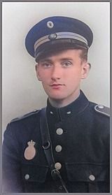 Jens Aksel Kjær.
Politimanden er Thomas Peter Christensen Skov. Der var med i Vejen  5. maj 1945.