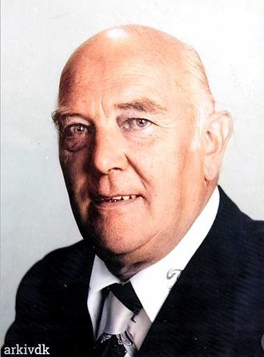 Gudmund Holm Jensen ansat i ordreafdelingen på Phønix.
Sådan husker jeg din far, Dorthe.
Jeg viste ikke at han startede i Vejen Brugsforening.
Hans Jørgen Levesen.
Ja og hvis der var travlt på ordre kontoret kunne han faktisk have gang i 2 eller3 telefoner af en gang .Jeg er lige ved at tro han kunne sælge sand i Sahara .Han havde et fantastik snakketøj aldrig kedelig.
Dorthe Holm Jensen.
Min Far gik på Vejen Realskole, og det gjorde jeg også, vi havde begge to den samme lære -Bestyrer Lære Pedersen. Min far var udannet Isenkræmmer hos den gamle Kasten sammen med Ole Kasten som også var med i den modstandsgrubbe fra Vejen. I aften sætter jeg altid lys i vinduet her i London med et billede af min Far ved grænsen hvor gruppen overså tilbagetoget af de Tyske tropper. Armbindet min far har på, var lavet af Harry Brønd som også var i Vejen's modstands gruppe. jeg blev født Agust 44, og da viste de de Allierede at det var lakkede mod enden for Tyskerne, og når det skete skulle modstandstands grupper have et tegn hvor de kunne identificere sig. Harry Brønd fik lavet en barnevogn til mig med en falsk bund hvor armbindene blev gemt. Min far's armbind har vi doneret til Vejen Museum med parpierer min Far har skrevet.
Margit Keissner.
Jeg husker tydeligt din far, han var en rigtig rar og hyggelig og humoristisk mand .
Jeg arbejdede i Bruun Møllers Boghandel og havde meget med Phønix at gøre, vi leverede mange papirvarer til Phønix.
Dejligt billede af ham, ligesom jeg husker ham.
Dorthe Holm Jensen
Margit Keissner. Det er rørende at høre fra alle som har kendt min Far, og kommenterede med hvordan han var en dejlig mand. Det var han også som far til os tre piger Hanne, Lise og mig. Den bedste far i verden, jeg kaldte kam Bamse.
Claus Kaas Ishøy.
Gudmund var kommis i Vejen Brugsforening i 1950'erne sammen med min far, P. G. Kaas Ishøy. De bevarede deres venskab i alle årene indtil minfars død. Gudmund hjalp min far med vinduespyntning m.m. i Kaffe og Thehuset, og han og hans hustru Inga, var venner af familien i alle årene. Jeg husker Gudmund som den rareste mand i verden.
Dorthe Holm Jensen
Kom med min farmor og købte kaffe-- halv Rix?? var det hvad det hed ? Jeg ved også at min far og din far var bedste venner, og det er så rørende at at høre alle bemærkninger her om hvor vellidt min far var. Jeg syntes også din far var så sød og rar og elskede at komme ind i butikken.