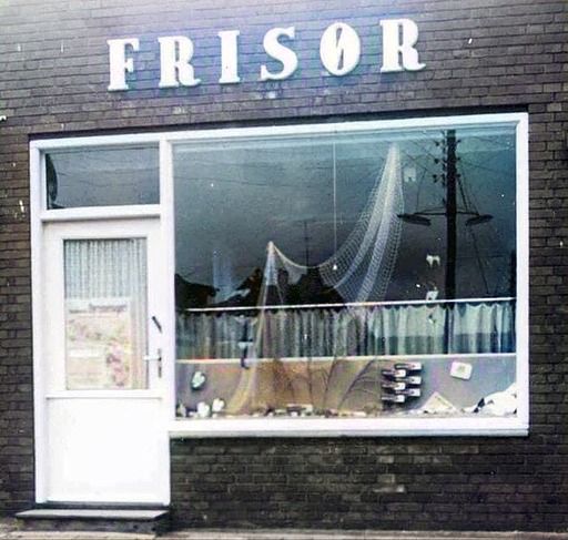Frisør Henning Jørgensen butik i Nørregade nr. 1 der måtte flytte på grund af nedbrydningen af Nørregade og Jernbanegade.
Det startede i Nørregade nummer 10, hvor hans far Christian Jørgensen  havde den ene halvdel af Bruun Møllers boghandel, til Bruun Møller overtog hele huset til sin Boghandel.    Derefter flyttede han over gaden til denne butik som sønnen overtog mange år efter.