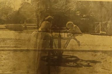 Marit Johansen.
Jeg blev tit passet af mine bedsteforældre som boede på Violvej og min bedstefar tog mig med i parken.
Avisen kom og tog billeder af mig og Bedstefar.
På karrusellen er det mig den lille pige. 1970.