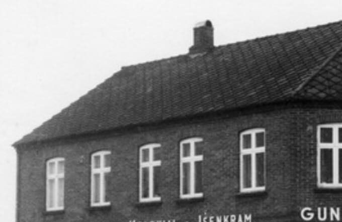 Købmand Gunnar Nielsen havde forretning på hjørnet af Nørregade og Fr.den 7. gade.
Her med en Julemand. Man kunne også på den tid omkring 1957. Gunnar Nielsen startede forretningen i 1947. Ja da var jeg 1 år.
,,,,,,,,,
Ifølge Vejen Miniby.
1938 - 1957
1943
Husassistent Agnes Simonsen
Købmand Jens P. Simonsen
1957
Kommis Bent Jespersen Nielsen.
Købmand Gunnar Nielsen.
Der har siden været Idécentret i ca. 1979, og her i de sidste år Kæledyrsshoppen, der flyttede ned til J. Kjær Jørgensens Autoværksted, hvor der var Klockmann skobutik, ca.1979 Og senere Zjoos, skobutik ca. 2016, på hjørnet af Nørregade og Rosengade.
Steffen Hyldig.
Var det ikke dér at Vejens første supermarked kom?
Carl Christian Osmann.
Steffen Hyldig. Jo !