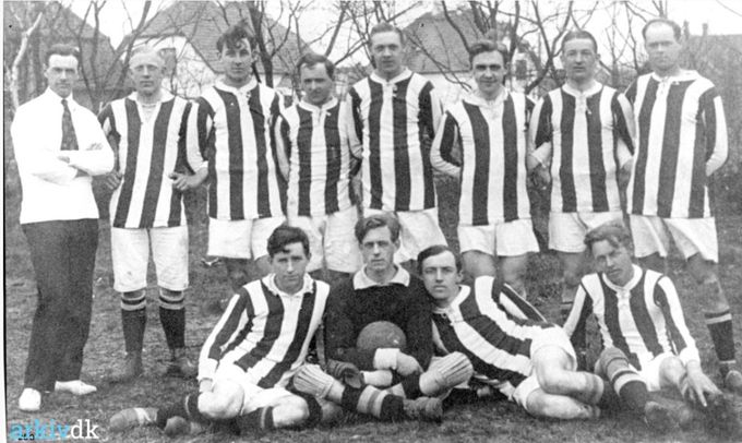 Fra Vejen Arkiv.
Beskrivelse. 
Vejen Sportsforening Fodboldhold.
Bemærkning. Stående fra venstre mod højre 1 Engelbrecht Petersen 2 Gunnar Nielsen 3 J.Peter Schlünsen 4 Edvard Svenning 5 ?? 6 ?? 7 Niels Daugaard 8 Svend Trøst Holm Siddende fra venstre mod højre 9 Cornelius Skov 10 Heine Waldeier 11 Christian Petersen Hjuler 12 Emanuel Gadeberg