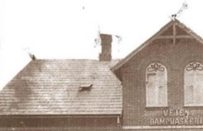 I 1912 åbner Marinus Th. Lynggaard i Nørregade 58 Vejen Dampvaskeri med 