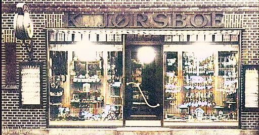 Ole G. Jørsboe  skriver i 2011 i Vejen Miniby.
Far åbnede sin butik med ure, guld og sølv den 1. februar 1923, og forretningen lå dengang i Nørregade 47 (der hvor der senere i mange år var en herrefrisørsalon). Forretningen flyttede tværs over gaden til Nørregade 58 i januar 1934.
Lynggaard havde da udvidet det oprindelige lille hus meget, og mine forældre boede nu over forretningen på 1. og 2. sal. Far fortsatte med forretningen til sin død i 1967, og mor drev den videre frem til 1. august 1972, hvor hun solgte den til urmager Jepsen, der drev den videre i en snes år. Nu ligger Carstens guldsmedie der.