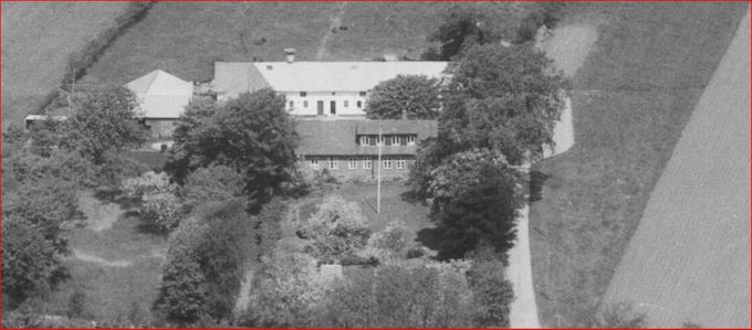  Kærdalsgård i Vejen i 1950erne. Der kan føres tilbage til 1804. Når man kørte ned ad Højbro lå Kærdalsgård der, til venstre side med marker og atter marker, helt op til Vestermarken.
Nu er det Kærdalens Plejecenter der fylder i landskabet.
Vejen Miniby skriver.
Det er BUC, der har til huse på Kærdalsgård.
BUC, der står for Beskæftigelses- & Udviklingscenter, har værksteder/projekter,

