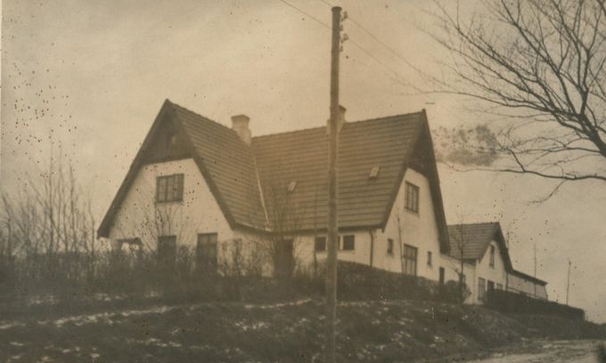 Steffen Hyldig.
Nabohuset, nr. 9, er bygget i 1914 af min oldemor, Betty Marie Madsen Gram, enke efter anden lærer Ole Chr. Secher Boye (vistnok Mortensens forgænger), der døde året før. Huset blev omkring 1917 overtaget af hendes svigersøn, Niels Hyldig, der startede sin møbelproduktion i hendes bryggers og senere byggede møbelfabrikken. Den brændte kort efter krigen og blev bygget op på ny. Niels Hyldig boede i huset til omkring 1950, da han måtte afhænde fabrikken.
Claus Boisen.
I 1978 flyttede min familie ind i huset da min mor og stedfar overtog møbelfabrikken fra Laurits Hansen ( Søn af Albert Hansen). Inden indflytningen gennemgik det en større renovering, det var på det tidspunkt bygget sammen med møbelfabrikken, som fyldte rigtig med i parcelhus kvarteret Baungårdsvej/Lærkevej/Vester alle´. Jeg flyttede derfra i ca 1985, og var tilbage i start halvfemserne hvor huset var inddraget til kantine for medarbejderne på fabrikken. Det blev efterfølgende revet ned og der er nu nu bygget nye moderne boliger.
Steffen Hyldig.
Tak for opdatering. Jeg bar ikke klar over husets videre skæbne, men vidste godt, at det var væk.
Jeg har været i huset som helt lille, da vi boede i Kragereden (opkaldt efter min farfars bogholder), den lille bungalow overfor nr. 9, der nu er bygget helt om.
Min farfar, Niels Hyldig, flyttede i midt 50’erne ind i det hus og boede der til sin død i 1971, godt 90 år gammel.