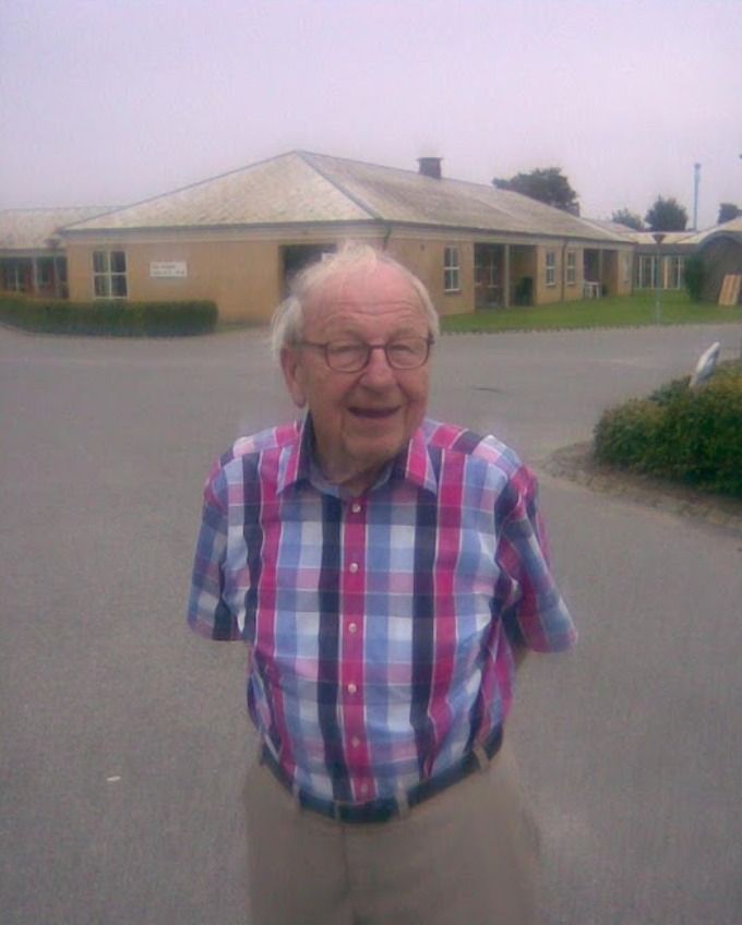 ERIK SCHLÜNSSEN.
Før da, hvor Ole & Sonja bor i nr.33, ja da boede lærer Frede Jørgensen og hustruen Rigmor i huset,-med deres piger. Fotoet ,-taget m. telefonen udenfor Kærdalen et par måneder før Han døde. Jeg har vist Bodil billedet, en dag Hun optrådte inde i København.
,,,,,,
Ja, Bodil Jørgensen er skuespiller i København.
Ifølge Wikipedia.
Bodil Jørgensen (født 3. marts 1961 i Vejle[1]) er en dansk skuespiller opvokset i Vejen. Hun har modtaget en række priser herunder en Robert og en Bodil i 1999 for sin hovedrolle i Idioterne.
Johs Laursen
Lærer Frede Jørgensen, slår alle rekorder på gruppesiden her. 2.6 tusinde har set billedet og 114 har liket billedet. Han må have været utrolig populær som lærer.
Gudmund Nørrelund Jessen.
Johs Laursen. Ja, han havde fortjent at opleve det her.