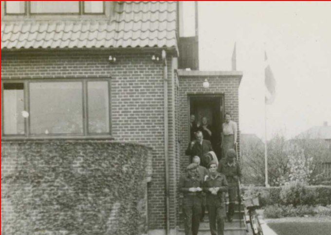 Et billede  fra Østergade lige efter Danmarks befrielse i 1945.
 Og huset hvor soldaterne og frihedskæmperne mødtes også i Østergade ved fuglesangsalle.
  Huset er Østergade 33.
i 1944 boede Sognerådsformand Peder Hauge
Skolebestyrer Peder Hauge, og  1957
Fru Karna Hauge, der.