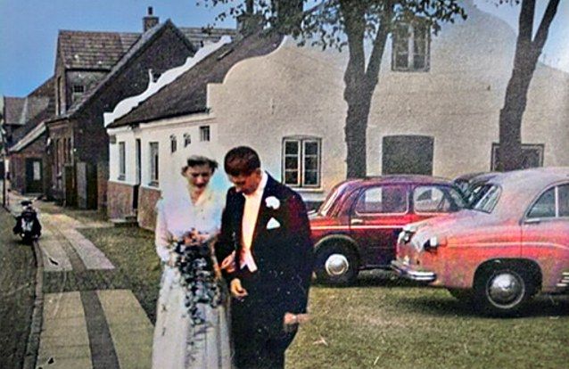 Jeg har fået tre nye billeder fra Vejen kirke.
Jeg synes lige at brudeparret skal med.
Der står om brudeparret.
Kirsten Jensen og Knud Schmidt
Kirsten var datter af Pottemagerens barnebarn.
Kirsten var datter af Bernhard Jensen.
Huset med skorstenene og den smukt formet gavl har på den tid været domicil for produkthandler Karl Hans Madsen.
Huset til venstre for Baggårdens Møbler er
Klockmann's Vognmandsforretning og Cykleforretningen Zenia der startede i 1903.
Claus Madsen.
Carl Madsen var min morfar som også havde baggårdens møbler i det hvide hus. Nørregade 100.
Nørregades Brødudsalg op af trapperne.
Som Inger Jensen bestyrede i 1960.
John Bent Kristensen. Der blev også i midt 1960erne Vejens første møntvaskeri.
Egon Dall Jørgensen.
Når Vejen SF hang julepynt op i Nørregade blev vi budt på en forfriskning eller kaffe og kage i møbelbutikken.
Karl Knudsen.
Godmorgen Johannes - min mormor og morfar boede op igennem 50 erne og tresserne i den ende af Madsens hus, der vender ud mod kirkepladsen - dejligt billede.