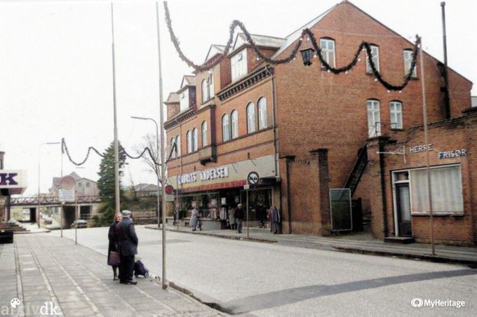 Nørregade 1 B, Vejen Barber og Frisørsalon.
Da jeg startede i slutfyrrene var det i denne Frisørbutik i Nørregade 1 B. Jeg mener at det kostede to kroner at blive klippet hos  frisør Christian Jørgensen. 
Senere kom sønnen Hans Henning Jørgensen til, og han overtog så helt butikken da faderen gik på pension.
Jeg kan se at butikkens  Logo  Barberskålen er væk. Det var nok på det tidspunkt at man kunne barbere sig selv derhjemme.