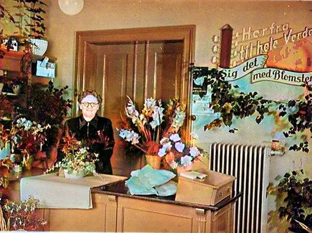 Blomsterforretningen Viola  ved fru Maren Ullerup, Nørregade 65.
Hun startede blomsterforretningen i 1926 til 1947.
 Hendes mand K.H. Ullerup startede med en skotøjsforretning inden der blev Blomsterforretning.
Der står.
Maren Ullerup var søster til Ole Haagensen, der havde købmandsforretningen i Søndergade  og boligen ved siden af Plantagevej og overfor Askovvej. Da var huset hvid dengang. Det har haft forskellige farver som gul og i dag brun.