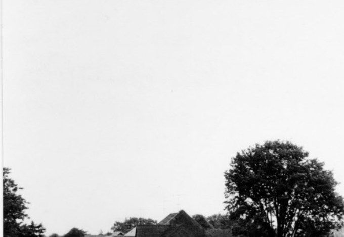  Vejen Jernbaneterræn over viadukten.
,,,,,,
Et nyt billede fra Vejen Arkiv,
og hurra for det.
Til højre er det Vejens første bibliotek.
I 1916 forærede Direktør P. Lauridsen og Hustru Vejen det første bibliotek i Byen, Gramhus, der lå bag ved Telegramhallen op til banen. Før da var det Søndergade 2, Vejen Opført i 1904.
Bemærkning. Opført i 1904 af fotograf L. Poulsen, der indrettede den til beboelse og fotografisk atelier.
Og Viggo Jensens telegramhal og kiosk. Der var og er fire trin op til Gramhus, og døren som kunderne brugte om søndagen til Viggo Jensen, hvis man ville have Søndags Politiken med den svære krydsord og cerutter til at hygge om søndagen. Han måtte gerne have åbent til baglokalet , og så var der to trin ned til butikken hvor han hentede varerne. Der står ved Telegramhallen Reklame for Tobak og Hjemmet.
BT er der også som reklame.
Og til venstre er det frisørbutikken og ved siden af Slagter Knudsens butik.
Bilen man ser, kører op ved Jyllandsgade. Man kunne gå bagom ved Realskolen ved Basse Jensens butik som man kan se bag Gramhus. Hvor der var store smukke bøgetræer som lyste godt op når foråret nærmede sig.
Christian D. Rasmussen.
Dejligt at høre at billederne vækker glæde.
Jeg tillader mig lige at reklamere lidt. Nede på arkivet har vi bogstaveligt talt tusindvis af billeder, som bare venter på at vi kan nå at dele med jer på www.arkiv.dk, og de kommer op i takt med at vi får dem registreret og scannet af vores frivillige.
Hvis det er noget som nogen herinde kunne tænke sig at hjælpe med er i meget velkomne.
Vi skal nok lære jer hvordan. Vi får morgenbrød Kl. 10 og vi har altid kaffe på kanden