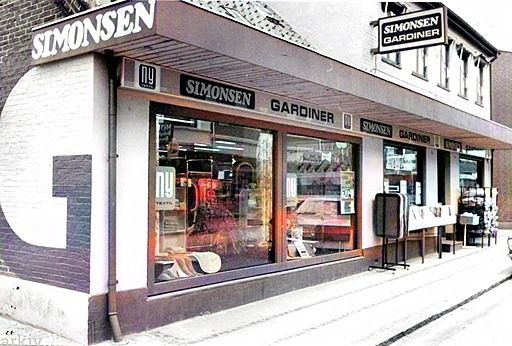 Og Simonsen gardiner i Nørregade kan jeg heller ikke huske.
Årstal 1979.
Og dog.
Forretningen lå i Nørregade 29-31 tæt ved Skovvejen.
Fotograf Dall Schmidt Vejen.
Ulla Nielsen Hamborg.
De havde en dreng og en pige. Pigen blev passet af min mor. Hustruen hed Susanne og var lægesekretær hos lægehuset i Vejen. Jeg kan desværre ikke huske hvad manden hed.
Per Nielsen Svanemoos.
Han hedder Jørgen.