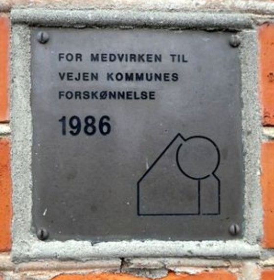 Uden kommentar.
,,,,,
 
Karen Margrethe Mejer.
 
 Skiltet er  ved Gesten kirke. 