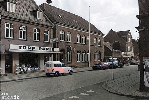 Søndergade i Vejen. På billedet ses Posthuset og Topp Papir, 1967.
Først var der  fra 1938-1957 Skomagermester Marius Chr. Jensen  nr. 5.  Og sønnen  Ekspedient Jørgen Chr. Jensen. Hvor vi købte vores sko i 1940-1950erne..
,,,,,,
Det er første gang jeg har set et så tydeligt billede af Topp`s papir forretning. 
Der står.
Topp’s Boghandel.
Adresse: Søndergade 5, Vejen.  
Historie.  
1.10.1967 etableres af Leif Topp Pedersen (f. 1935).
1.7.1968 ophører som boghandel – overgår til papirhandel.
Personer:  
Pedersen, Leif Topp.
Siden kom der Vejen Foto, ved Erna Andersen.
Her i Søndergade ved siden af det stadig fungerende Posthus med den røde postkasse til højre der har været flittigt brugt i den tid den var der. Posthuset blev bygget i 1906. Det er lidt utroligt at købmand  Peder Lauridsen, Søndergade 10, også ejede posthuset.
Det var længe før man skrev mails og lidt for hurtige Sms`ser som man fortrød lige efter at de blev sendt.
Her skulle man skrive et brev og    ned til telegramhallen efter et 35 øres frimærke og på vejen til postkassen var man kommet på andre tanker og krøllede konvolutten sammen.
Nu jeg tænker på det har jeg som lille været inde på posthuset og afleveret pakker. Ja, det er mange år siden.
Til højre for Posthuset  lå der en El forretning ved  Frede Slot, og ved Fredensgade, Jensen & Petersen's Herreekvipering.