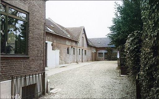 Johs Laursen.
Her er Bryggergade set fra Nørregade hvor handlingen Krigen der aldrig kom havde sit udgangspunkt.
Bryggergade 12, opført i 1900.
Ole E. Christiansen der er født i 1935 i Aalborg, og voksede op i Vejen, og som skrev bøgerne Krigen der aldrig kom, omhandler Bryggergade og de bygninger man ser på billedet.
Bag Nørregade nr. 43 ser man Bryggeriet i Bryggergade, hvor de fire bøger har deres omdrejningspunkt.