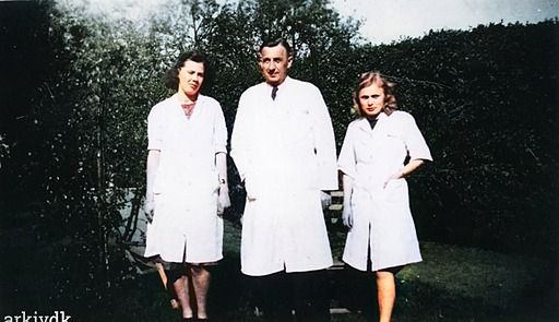 Tandtekniker Thomas Thisgård med til højre datteren Inger Thisgård og til venstre Jenny Gammelgård.
Ole Thisgaard.
Nej hvor fint - det er jo morfar og mor, sammen med Jenny i morfars have. Mor var også uddannet tandteknikker og arbejdede - on and off - i klinikken, da jeg var barn…
Grethe Brinch Knudsen.
Ole Thisgaard min faster Sonja var i huset ved jer og passede dig. Hun var meget glad for at være der. Hun er i dag 91 år.
Lars Lund Thorup.
Hej Ole. Jeg var ven med din far, og din onkel Knud . Husker et meget højt pæretræ i baghaven.
Ole Thisgaard.
Lars Lund Thorup. Jeg husker både dig og pæretræet Lars.