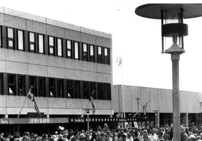 Beskrivelse.
Vejen Gardens hjemkomst fra Canada i 1978.
Fotograf Dahl Schmidt, Vejen.
,,,,,,
Jeg har flere gange skrevet om Frisør Henning Jørgensen der måtte flytte på grund af nedbrydningen af Nørregade og Jernbanegade. Han måtte flytte til en alt for stor Frisørbutik hvor jeg kunne se at han ikke var glad. Og nu kommer den her til venstre på billedet.
Der står.
Frisør Henning Jørgensen
Nedbrydningen begynder, både i Nørregade og hele Jernbanegade. Frisør Henning Jørgensen måtte flytte til en alt for stor butik på Torvet, hvor jeg kunne se at han ikke var glad. Lige hvornår han sluttede ved jeg ikke. Hans hus i Østeralle blev også nedrevet for at få en parkeringsplads til Løvbjerg. Så han og hans kone blev dobbelt ramt.
Ved siden af Frisør Henning Jørgensen var der Troldetøj.
I dag 2020 er det Bog og Ide der har en meget stor og fin forretning der.
Til højre er der det gamle rådhus, der blev nedrevet og et nyt bygget.
Majken Teilmann.
For en gangs skyld kan man sige at det her har pyntet med byfornyelse i Vejen, nøj hvor var det gamle rådhus og biblioteksbygningen grimme.
Stefan Gammelgaard.
Majken Teilmann. Ja undskyld det nye rådhus er ikke meget kønnere.
Jan Hansen.
Stefan Gammelgaard. Se lyst på det for det nye står nok heller ikke ret længe, vi kan jo se hvordan de skrottede en af byens flotteste bygninger da de rev den gamle brugsforretning ned for at bygge det grimme bygning som i dag en politistation og senere rev bygninger ned for at få denne bygning som nu igen er revet ned for at bygge nyt. Så gad vide hvornår det nye Rådhus er slidt op og hvor grimt det næste bliver.