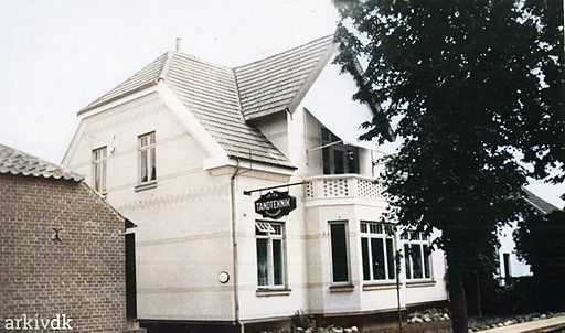 Østergade 1, Vejen. Vejen Tandteknik ved Thomas Thisgård.
Ole Thisgaard.
Morfars hus…
I det første værelse - hvor vinduet er åbent - sad vi og lavede lektier og hørte radio, Jørgen de Mylius ‘Efter skoletid’ tror jeg udsendelsen hed….
Johs Laursen.
Ole Thisgaard. Den 29. januar 1963 begyndte Jørgen de Mylius at arbejde for Danmarks Radio. Radioprogrammer som Top 20, Efter Skoletid, For de unge blev skabt indenfor det første halvandet år af hans karriere. Hans program Top 20 blev en kæmpe succes og fik over en million lyttere og blev flyttet til en bedre sendetid søndag eftermiddag.
