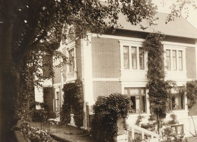Peter Lauridsen der havde Købmandsbutikken med meget mere i Søndergade i Vejen, byggede Brejdablik til hans kone og ham på Askovvej. Da han også havde forretning i Kolding byggede han dette hus også.
Der står.
Beskrivelse
Fynsvej 88, Bella Vista.
Nu nedrevet. Indtil 1919 ejes ejendommen af fabrikant A. M. Andersen g.m. en datter af skomagermester J.J. Guldberg, der var reg. som skomager i Låsbygade 87 i 1877. I 1919 ejes Bella Vista af P. Lauridsen, grosserer, direktør på Grønvang i Vejen. Villaen lå dengang i Harte-Bramdrup Sogn. Den måtte give plads for bl.a.forlægningen af Svineryggen, som i dag omtrent ligger på stedet.
Periode 1910 - 1920
Dateringsnote Ca. 1915
Fotograf Ellen Frederiksen, Kolding (1915-1920).
'Bella vista' er italiensk og betyder 'smuk udsigt', formentlig inspireret af området.
Man kunne noget med haver dengang.