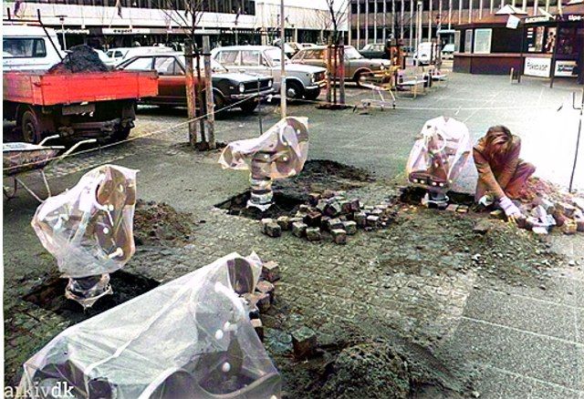 Rådhuspladsen i Vejen blevet børnevenlig i 1979.
Årstal 1979.
Fotograf Dahl Schmidt, Vejen.
,,,,,
Ja min interesse for Vejens historie var ved at dale meget i 1980erne.
Måske er det meget godt, da der vil komme alt for meget brok fra 1980 op til i dag 2022.
Jeg synes billedet skal med her da man kan se Peder Pedersens kiosk oppe til højre. Der er en pavillon mere til venstre for ham, det ved jeg ikke lige hvad der har været der.
Bladcentralen lå i Nørregade nr. 3 i 1957.
Kioskejer Peder Pedersen og hans familie var som beboer på adressen i 1957.
Da man fik en bulldozer på bygningerne måtte Peder Pedersen flytte rundt 3 gange, og han var ikke den eneste.
Der står.
Peder Pedersen havde også en rund kiosk pavillon på Rådhuspladsen, på den tid.
Susanne Juel-Winther.
Jeg mener kiosken lå der en del år, som jeg husker det kaldte vi ham Blad-Pedersen, og som jeg husker det flyttede kiosken om på Nørregade og blev også her raget ned og endte den ikke i en rund rød bod på Rådhuspladsen inden Pedersen gik på pension. ?
Johs Laursen.
Susanne Juel-Winther. Ja du har ret Susanne. Han var en af dem der blev revet rundt i manegen af Vejen kommune. Der var totalt ligeglade med butikkerne der skulle rives ned.
Tonny Schwartz.
Pølsevogn i den anden pavillon.
John Bent Kristensen.
Tonny Schwartz. Hardy Jensen havde aviser efter Blad Peter, mener også de havde pølsesalget til sidst.
Randi Fait.
Inger Fonvig havde pølsevognen.