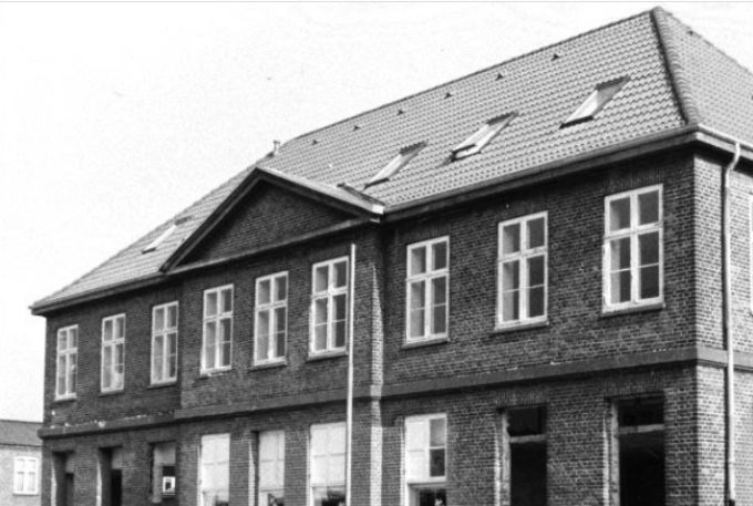 Vejen Andelsmejeri blev opført i 1891, og i 1925 blev den ombygget.
Den blev igen ombygget da Vejen Mejeri lukkede butikken, og bygningen blev ombygget til det den er i dag med Frøs Herreds Sparekasse. Jeg mener at det var i 1999.
Inger Baungaard.
Tak - vi havde 10 års jubilæum i 1999 - det var en stor dag hvor vi delte rundstykker ud og så kunne smørret hentes i sparekassen.